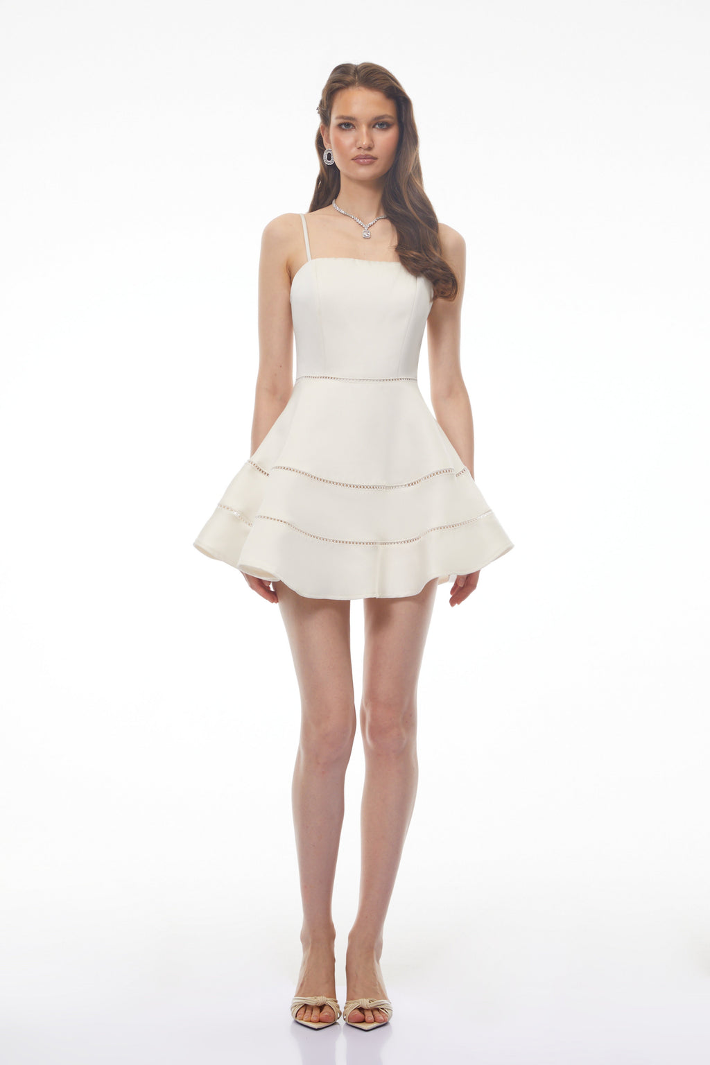 Magdalena Vestido corto blanco de hombro descubierto con volantes