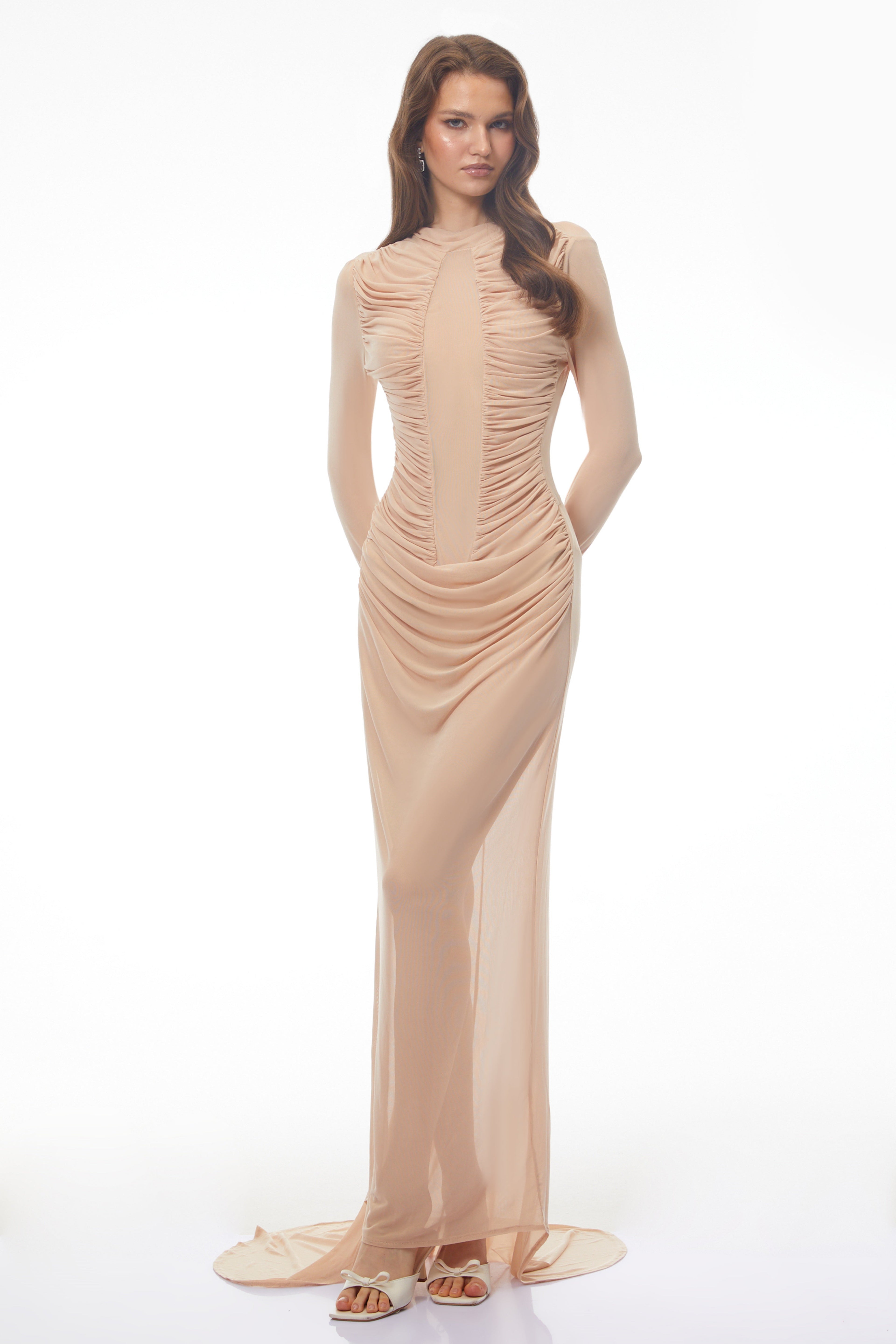 Olinda Vestido maxi fruncido en tono nude con dobladillo asimétrico