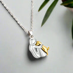 Linnea™ | Collar con Colgante de Abrazo